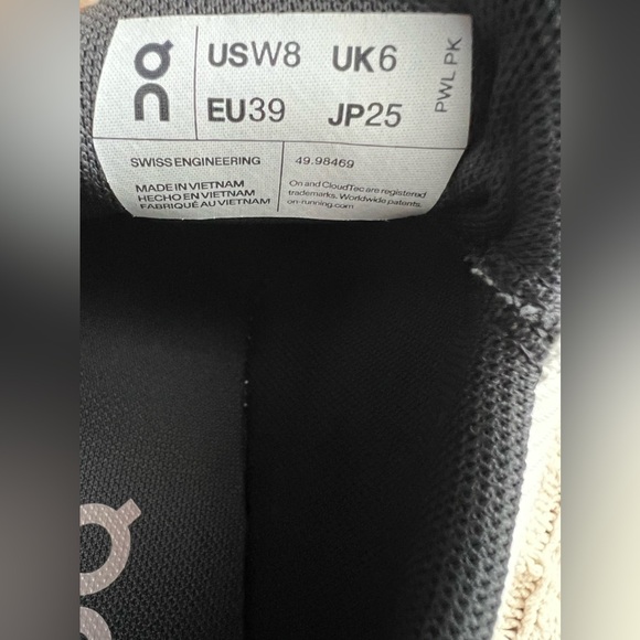 Like new - worn 2x On Cloudaway hiking sneaker, ice/moss, size 8M - Picture 7 of 10